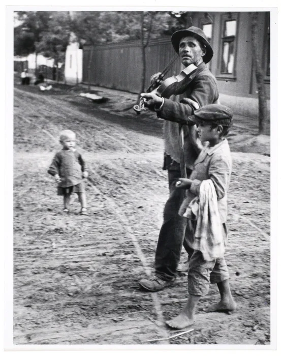 Blind musician in Hungary (1921) by André Kertész.