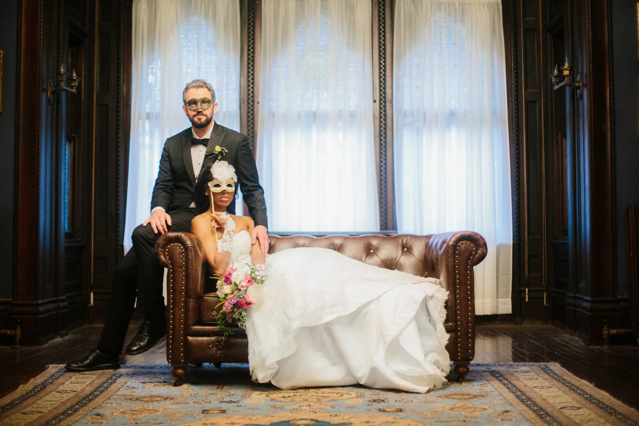  {Sneak Peek} Glittery Gold Venetian Styled Shoot