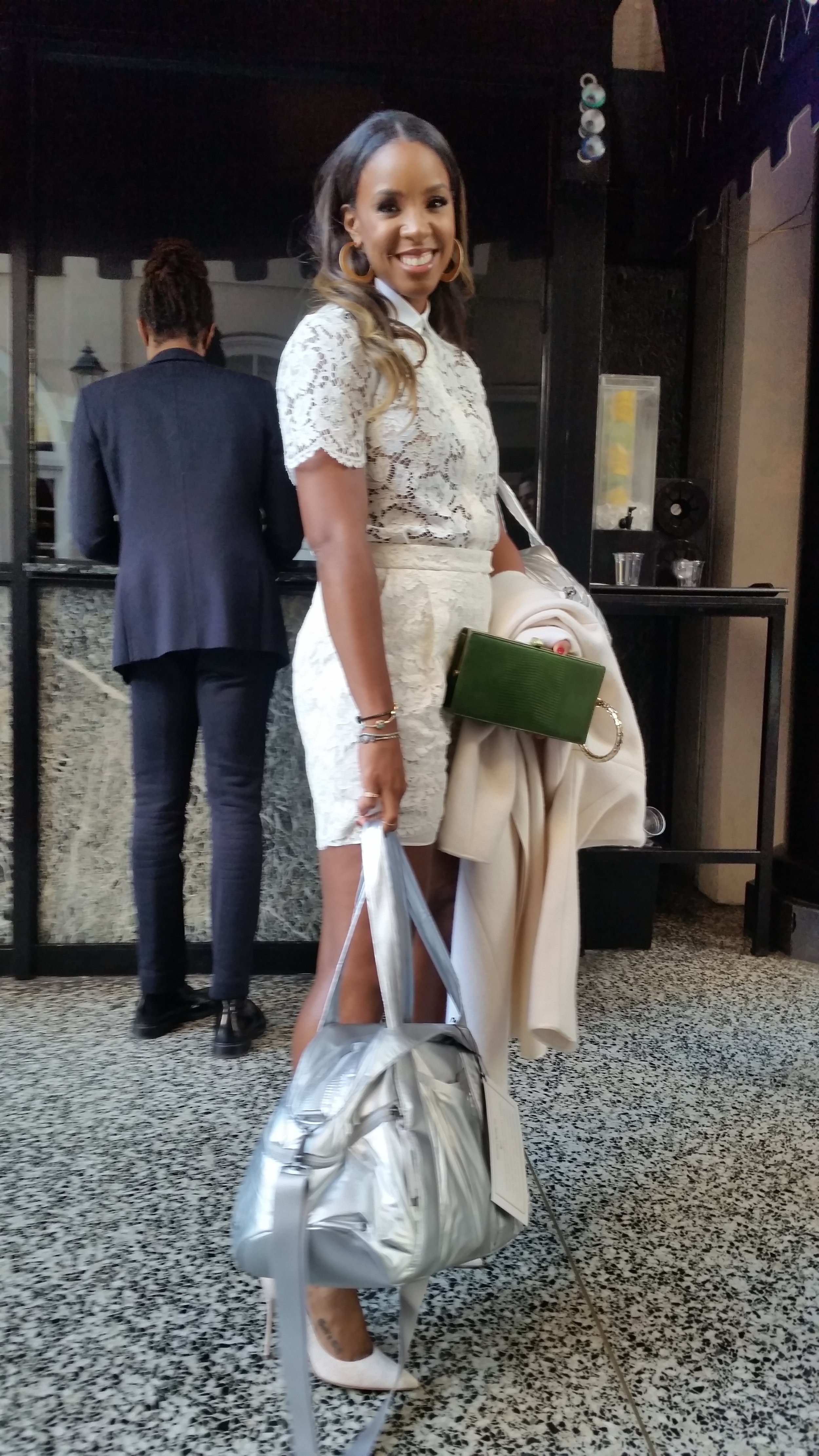 kelly rowland carrying bag.jpg