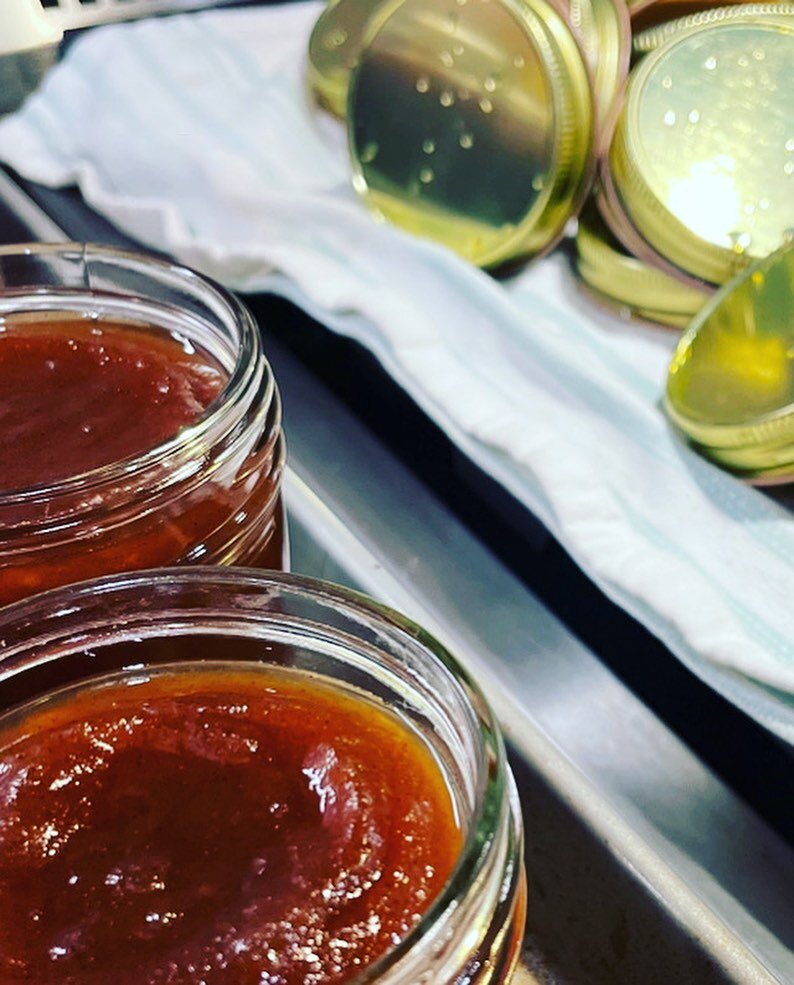 Gettin&rsquo; our gold on for the holidays! 
👑 
🍎 
#AppleButter deeply spiced with cinnamon, cloves, allspice and vanilla bean 😋 
#alldressedup #alamedafruitco #organic
#snowwhite #howyoulikethemapples
#jam #holiday #shoplocal #madeinalameda #grow
