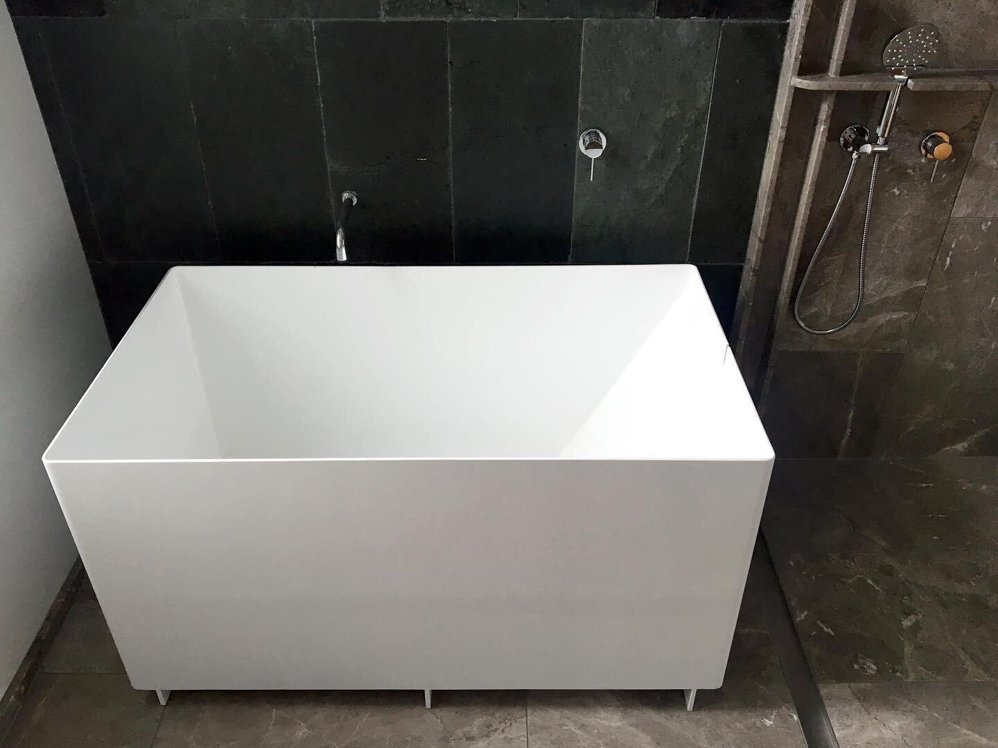 Deep Tub: a bath formed in folded steel and lacquered white. Superb work from @merchantindustries .
.
.
#nzarchitecture #nzdesign #deeptub #soakingtub #bathroomdesign #bathroomgoals #Japanesebath