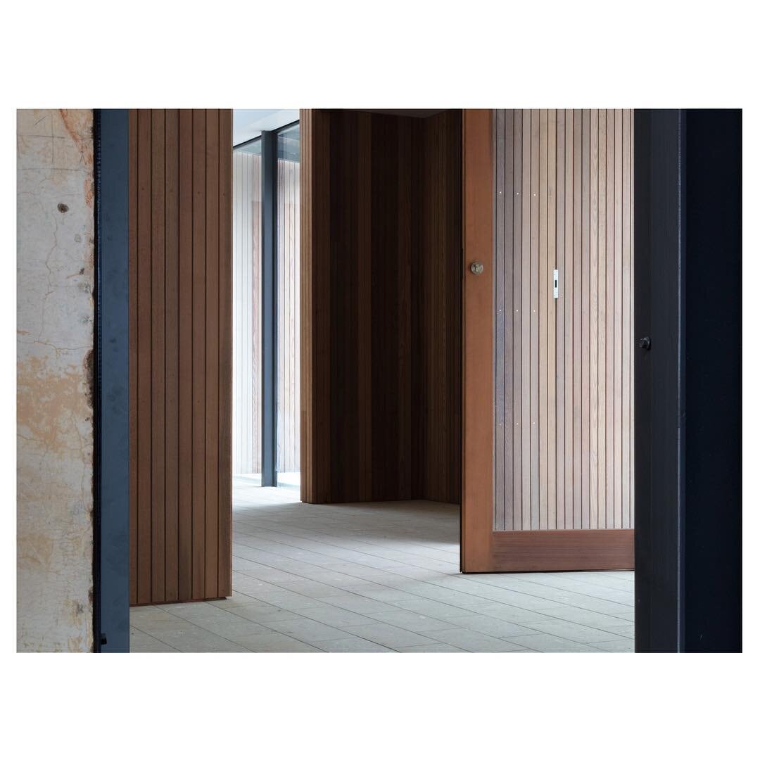 Move-in day for our lucky clients today...this is a diagonal view across the lobby: here #timber, #steel and #stone come together to form a rich and calming space
.
.
.
.
#NZarchitecture #NZdesign #moderndesign #art_chitecture #modernhouse #design #i