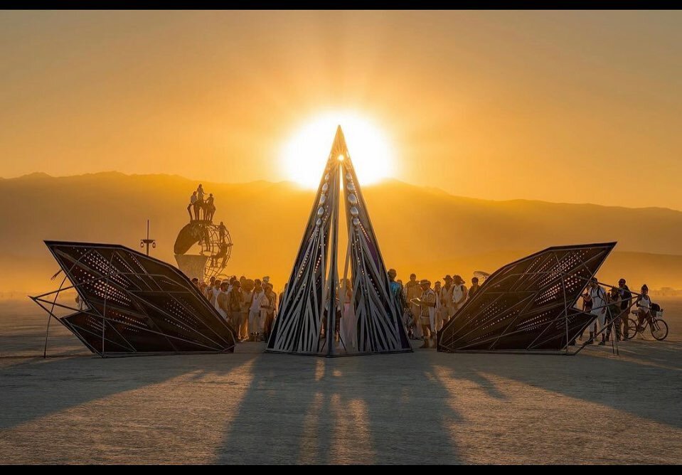 Sunset wedding at the Oneirotica altar. Moments of beauty captured by @autobiographica