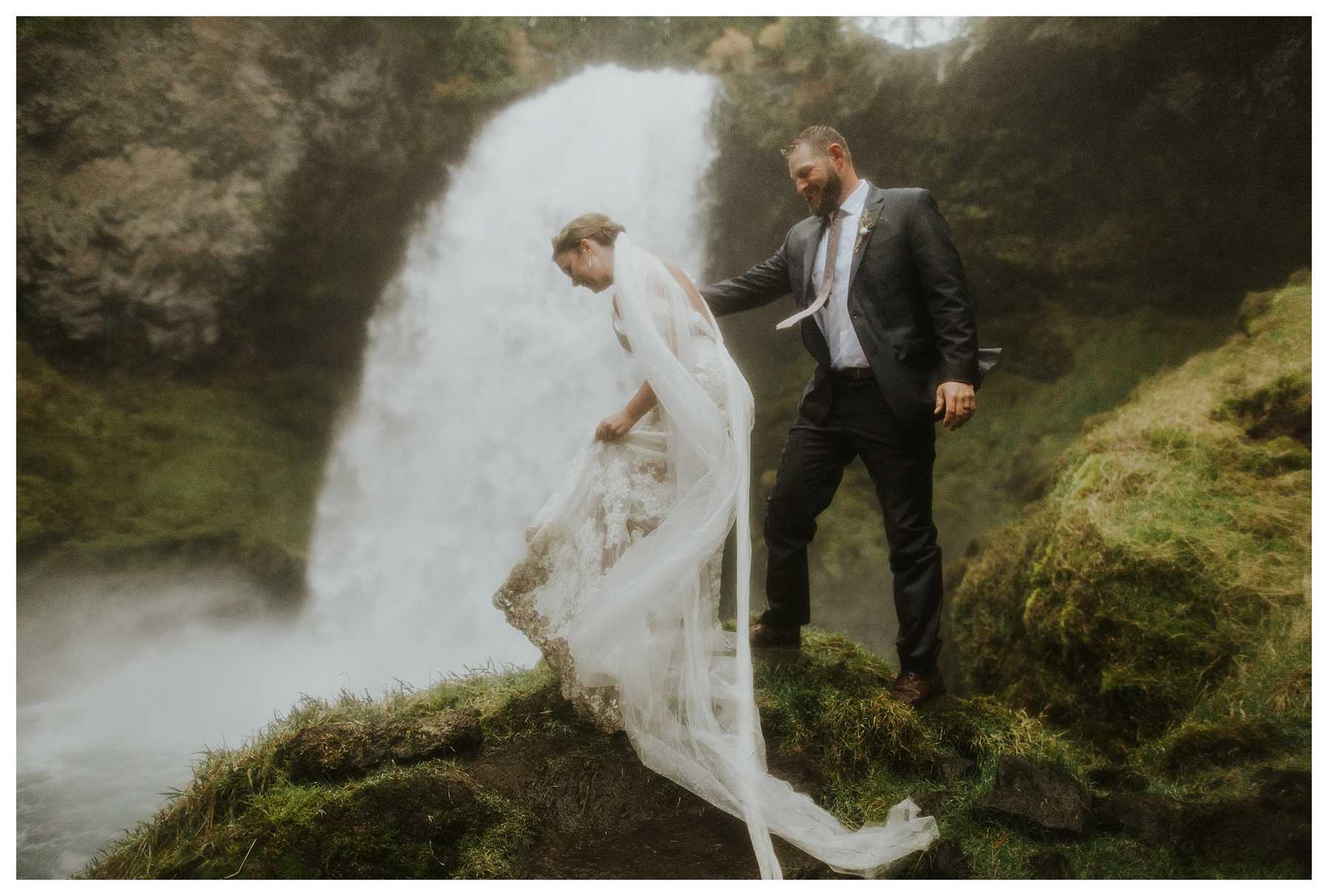 Oregon_Waterfall_Elopement_0043.jpg
