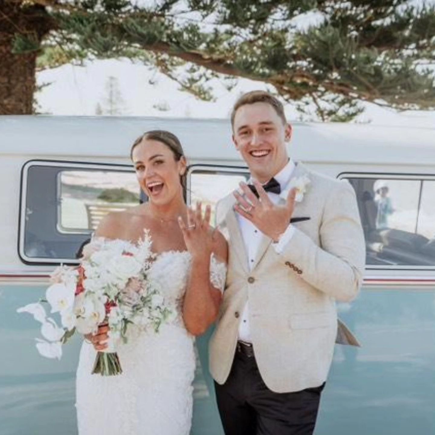 .
We meet the most wonderful people 🫶 
.
@atdusk
@longreef_weddings 
@trishjohnsoncelebrant
@seaside_florals 
@lamelweddings 
.
#kombiweddings 
#combiweddings 
#beachwedding 
#northernbeacheswedding 
#longreefwedding
#sydneywedding