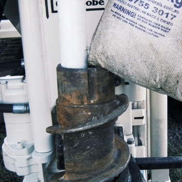 Well construction takes place inside a hollow auger in unstable formations.