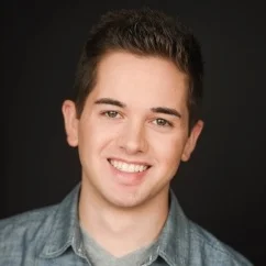 DREW PORTER , (MAM ‘18) Drew is a second year Arts Management student at Carnegie Mellon University and current Chief Editor of Interactive Content for AMT Lab. After obtaining an undergraduate degree in performance and technical theater he spent several years working in theater administration. A hobbyist-level enthusiasm for technology drove him to AMT Lab. Drew intends to study the intersection of the Arts and Tech as it applies to museums.