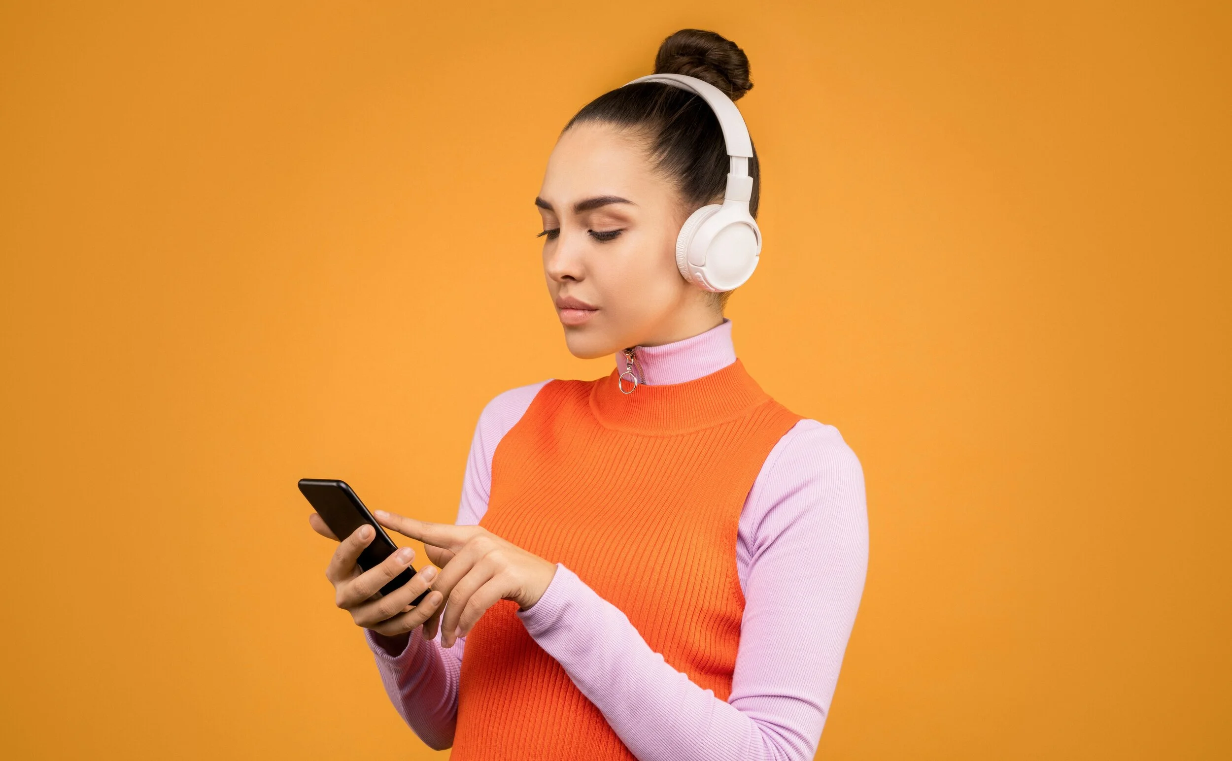 Clubhouse vs. Discord: Two Apps for Audio-Based Connection