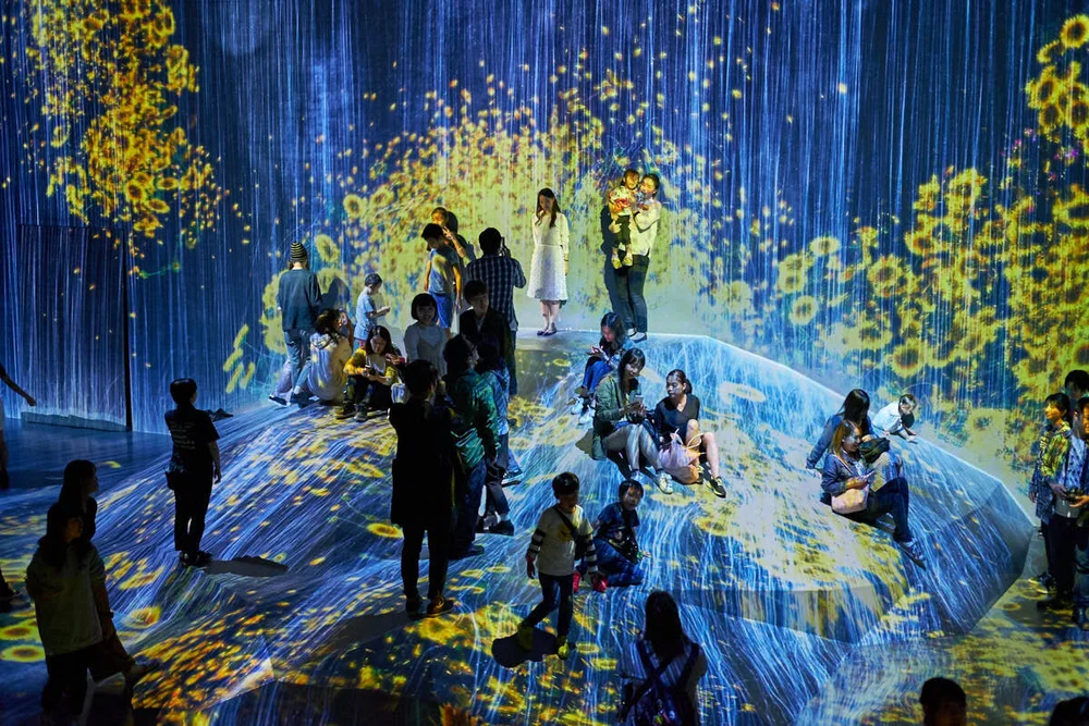 Hybrid storytelling installation: digital and print photography
