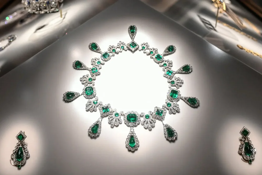 19int-louvre-jewels-hfo-fafaogo-superJumbo.webp