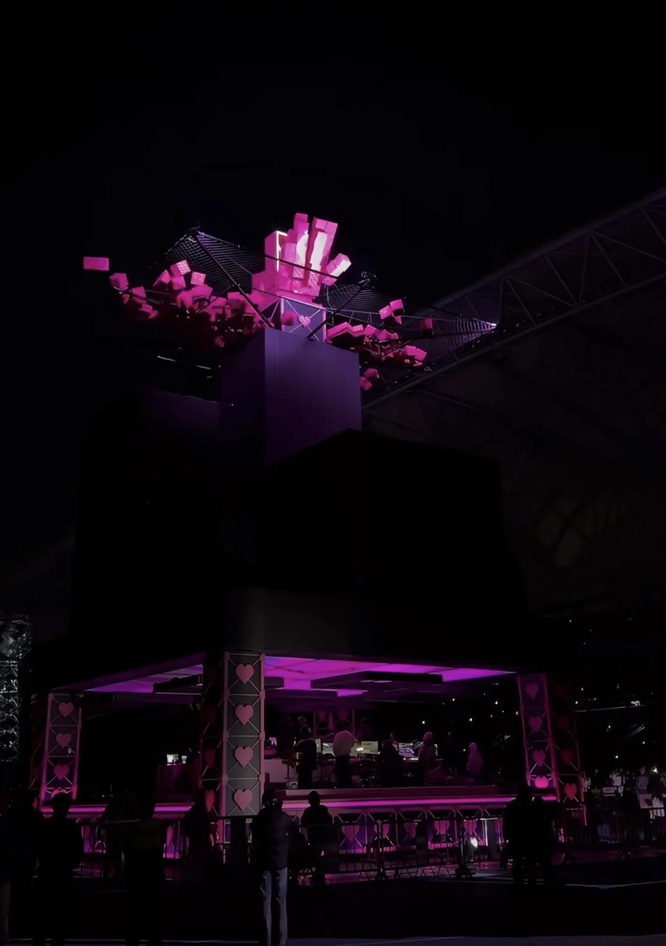 @洪波(Hongbo Li, director for stage art design), RedNote.