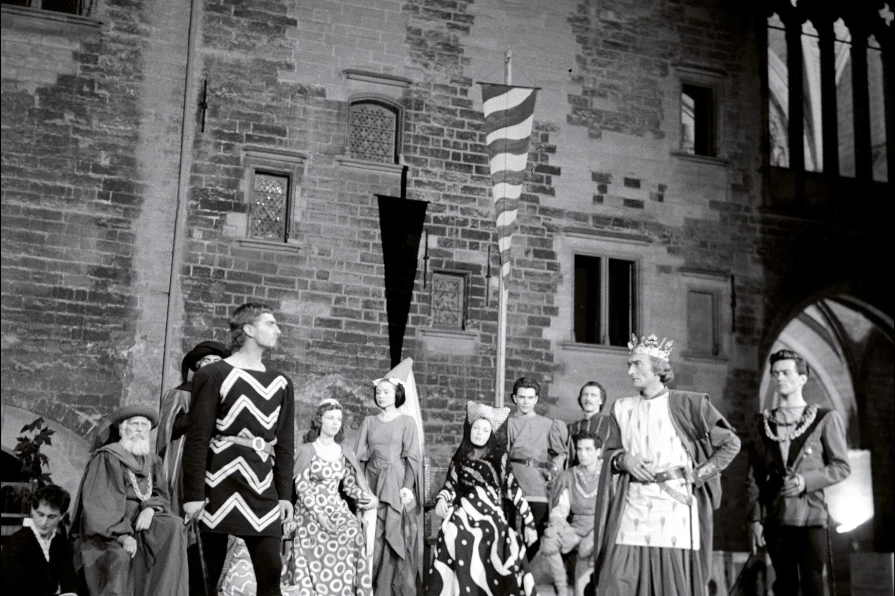 Actors performing a stage production of Shakespeare’s Richard II in an outdoor courtyard setting at the Avignon Festival.