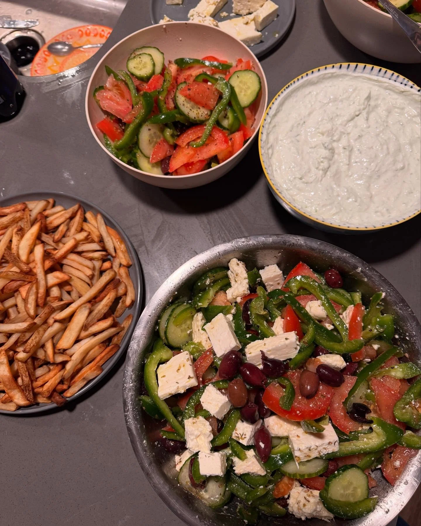 The semester may be heating up but so is the kitchen 🔥🔥🔥

This past weekend, our former president (and chef extraordinaire) Angie cooked up some delicious dishes from her home country Greece 🇬🇷🇬🇷🇬🇷 Mamma Mia! Swipe through to see some mouth 