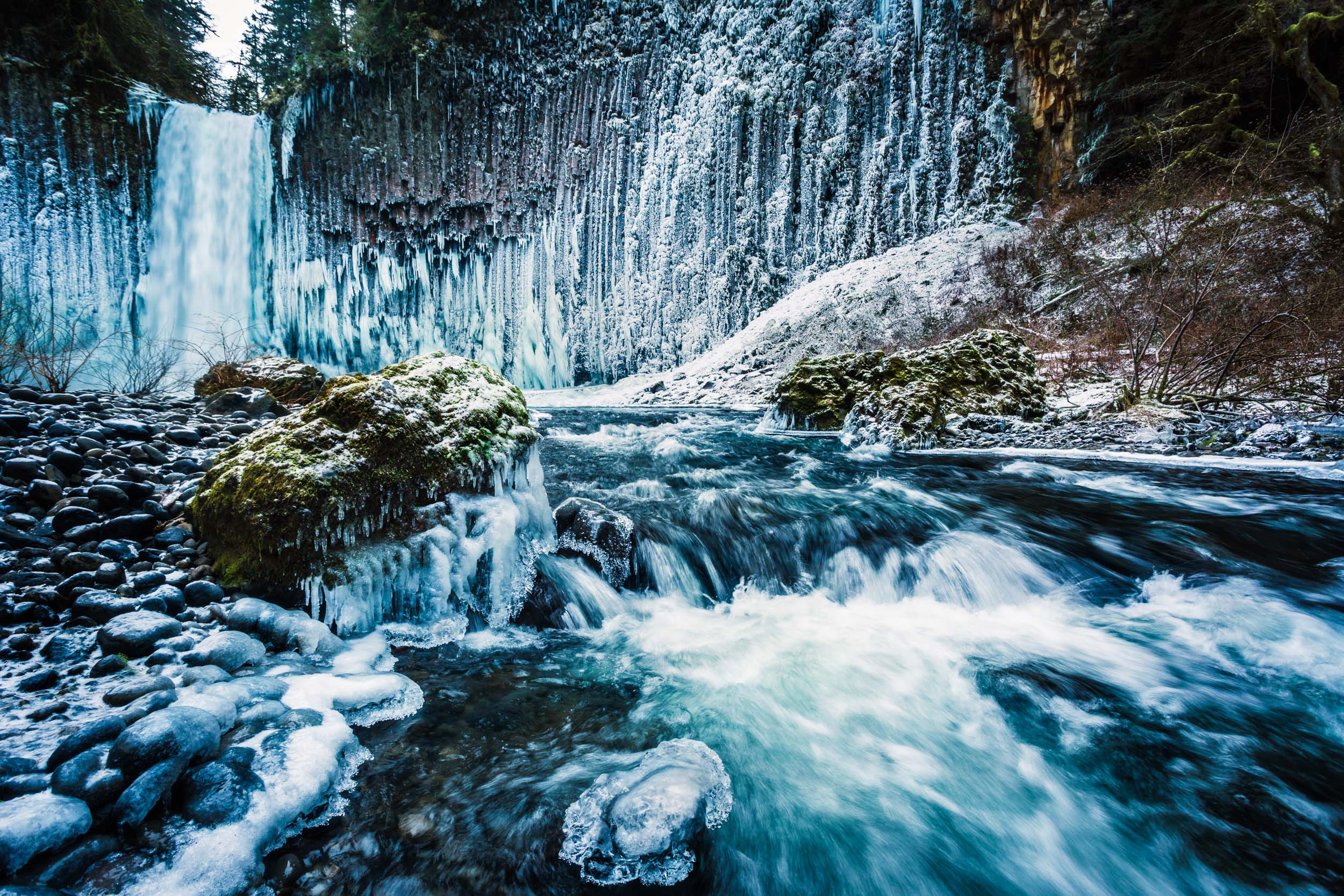 Венсенский лес водопад. Замерзший водопад Abiqua, Орегон США. Водопад жемчужный. Замерзший водопад на Плитвицких Озерах.