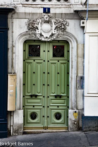 Located only seven minutes from the Sacré Coeur Basilica, this door is a perfect example of Montmartre’s architectural history.