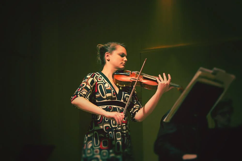 Violin_Headshot_Leah .jpg