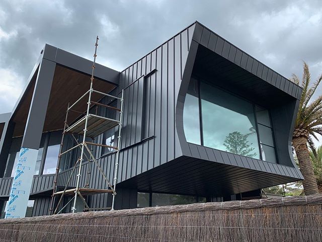 Mount Eliza project a stones throw away from the ocean. Single - Lock Standing seam to the walls and our Flat-Lock system to the soffit areas. PVDF Satin Black Aluminium material. What an amazing project to be involved in. Architect - @wolveridge Bui