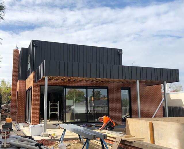 Always a good feeling when the scaffold comes down and you&rsquo;re left with a view like this. @colorbondsteel Monument Matt in variable width Single - Lock Standing Seam. #archclad #cladding #standingseam #metalcladding #newbuild #ideas #granddesig