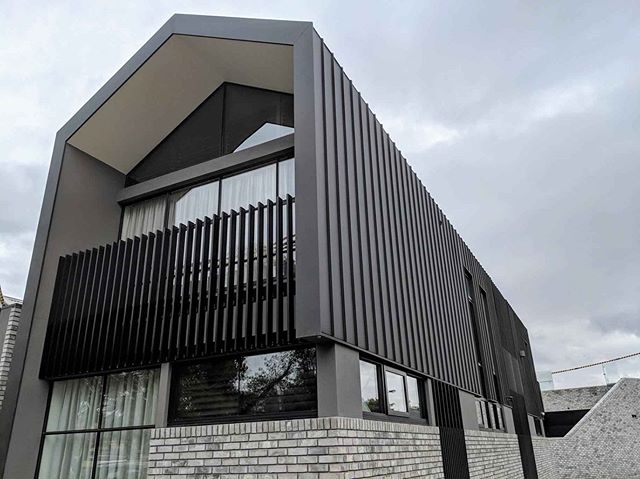 A finished look at this stunning Port Melbourne Residence. @colorbondsteel Monument Matt in Single-Lock Standing Seam. Roof + Wall junction detail with hidden box gutters. Builder - @clancyconstructions #cladding #metalcladding #facade #architectural