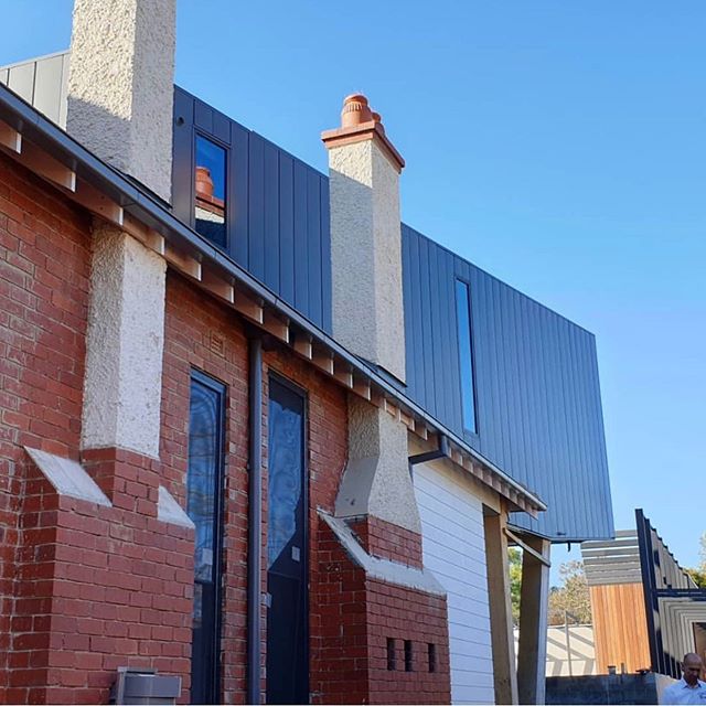 Oakleigh extension utilising our PVDF Storm Grey Aluminium. System Interlocking Express panels with variable joint gaps. Installed by - @jda_cladding. Builder - @frank_buildingexcellence #archclad #architecturalcladding #metalcladding #cladding #faca