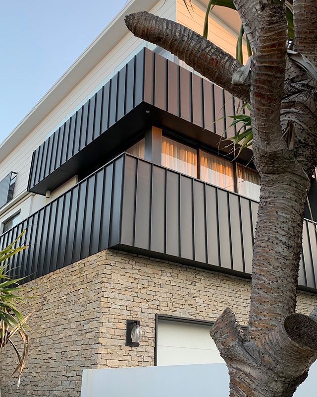 Mermaid Beach QLD. PVDF Satin Black Aluminium In Single-Lock standing seam. Perfect for coastal environments. #archclad #architecturalcladding #cladding #metalcladding #quality #craft #facade #building #builder #design #architecture #architect #alumi