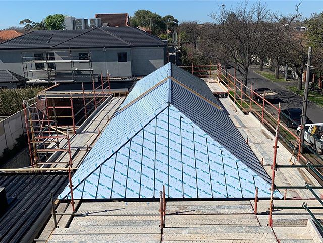 Progress images. Brighton project featuring our double-lock standing seam system in 0.7mm @vmzincaustralia Anthra material. Builder - @kleevhomes #archclad #cladding #metalcladding #roofing #standingseam #vmzinc #doublelock #design #designer #archite