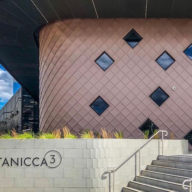 ||Botanicca 3|| Over 3000+ custom shingles in  @vmzincaustralia Pigmento Red. Beautiful, simplistic and capturing. Supplied and installed by Archclad. #archclad #vba #bca #tested #cladding #vmzinc #design #ideas #architecture #new #architect #modern 