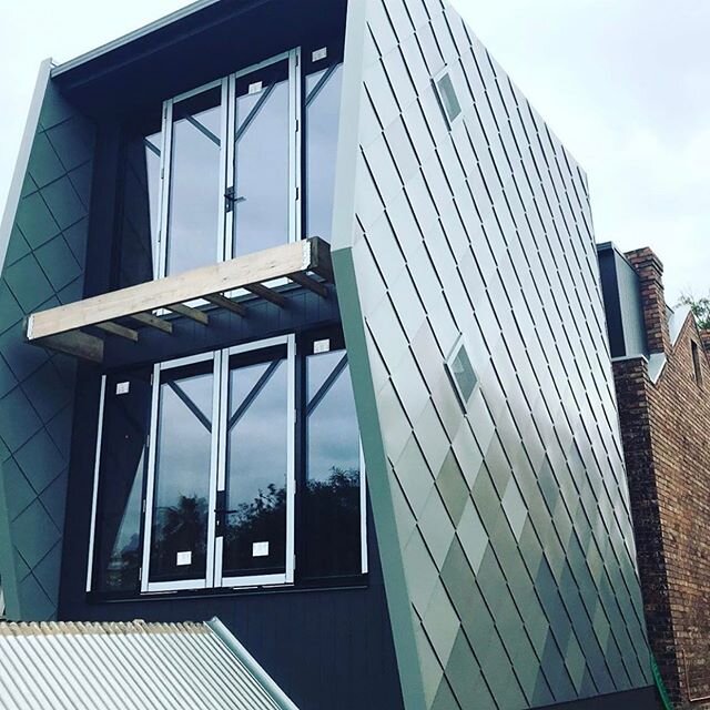 Custom made @colorbondsteel shingles installed to this exclusive Inner Melbourne home. Profile/Colour - Custom shingles 400 x 400mm In Basalt, Wallaby and Windspray colours. #archclad #cladding #metalcladding #wallcladding residential #home #shingles