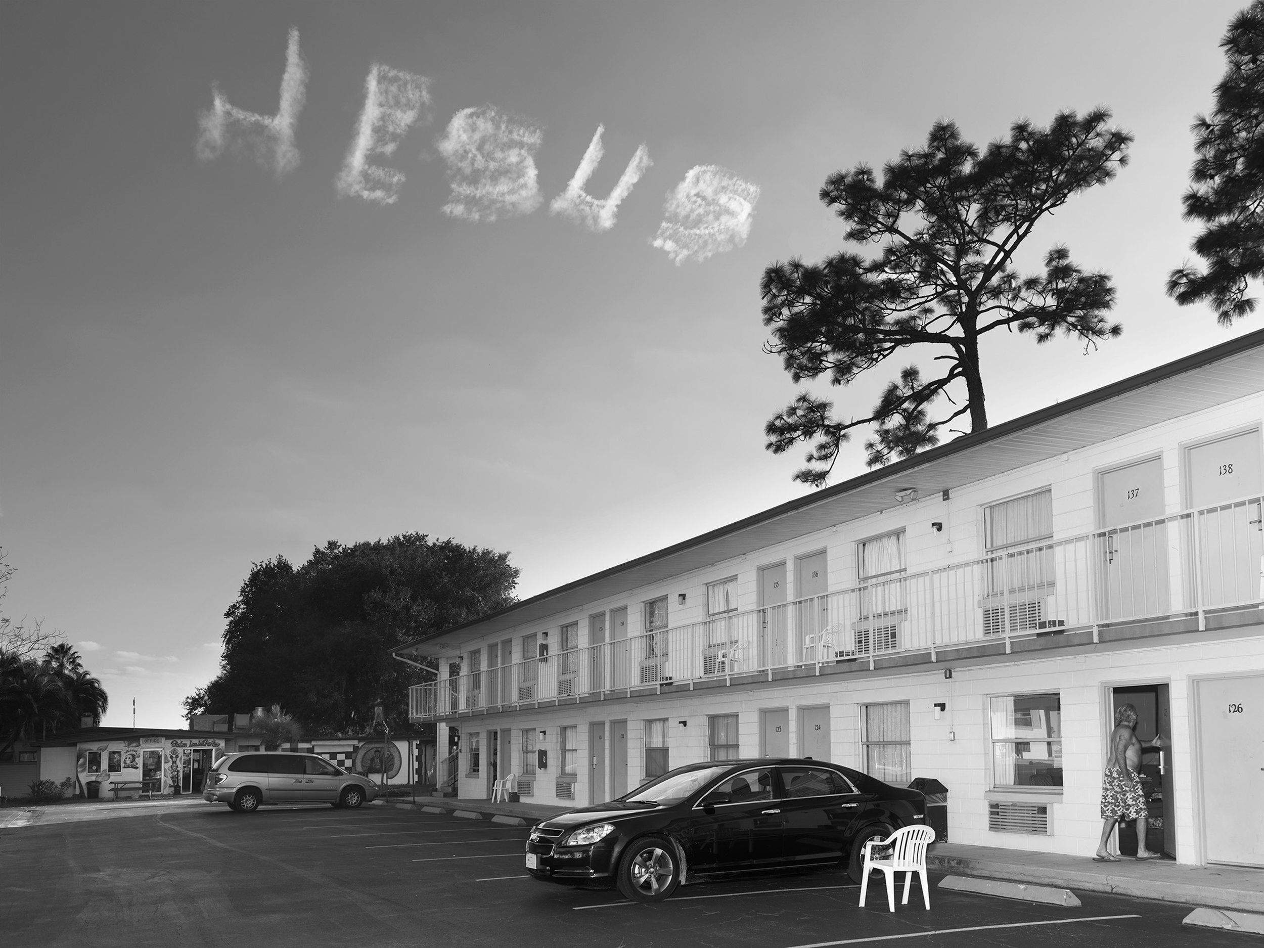 The Key Hotel. Kissimmee, Florida, Songbook , 2014. Alec travelled around America to highlight America's "individualism and the desire to be united." Read more at Magnum Photos .