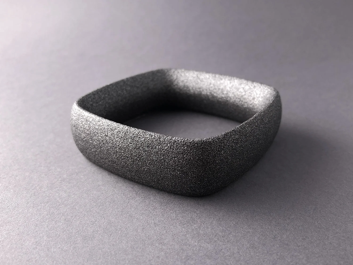 digimorphe_square_bracelet_1_2508_bw.jpg