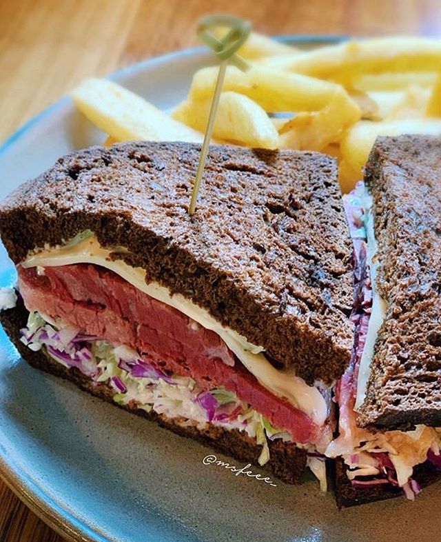 Monday lunch is looking fine with the classic Reuben &bull; house-made black angus corned beef, pickles, Swiss cheese, slaw &amp; Russian dressing on rye bread with fries. 
via @msfeee_

#cookandarchies