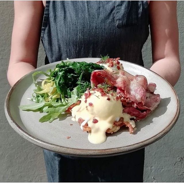 For all the sore heads today &bull; eggs benny on potato hash 🍳🥓 with streaky bacon, poached eggs, spinach, yuzu hollandaise, green peppers &amp; maple bacon crumbs.

#cookandarchies