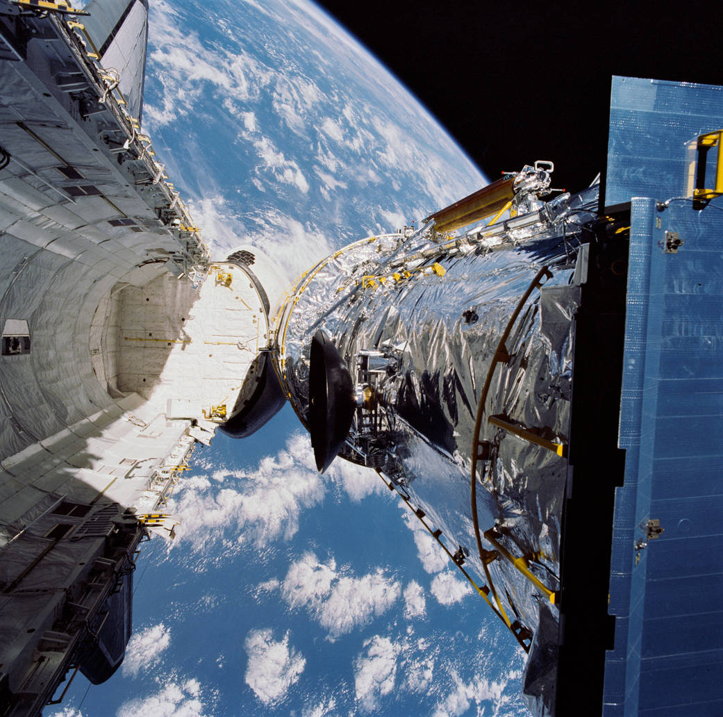 NASA: Hubble alongside Discovery
