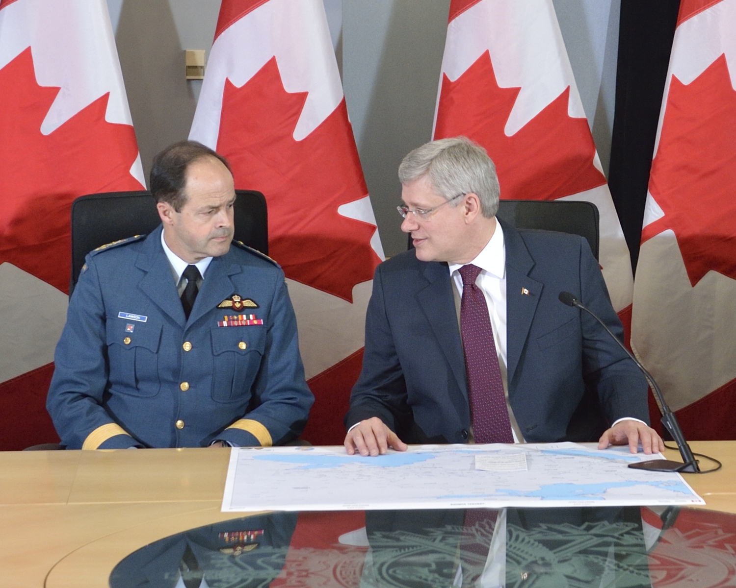 Prime Minister Stephen Harper, joined by General Tom Lawson, during a recent announcement of measures Canada will take to promote security and stability in Central and Eastern Europe, in Ottawa, on April 17, 2014. (Combat Camera)