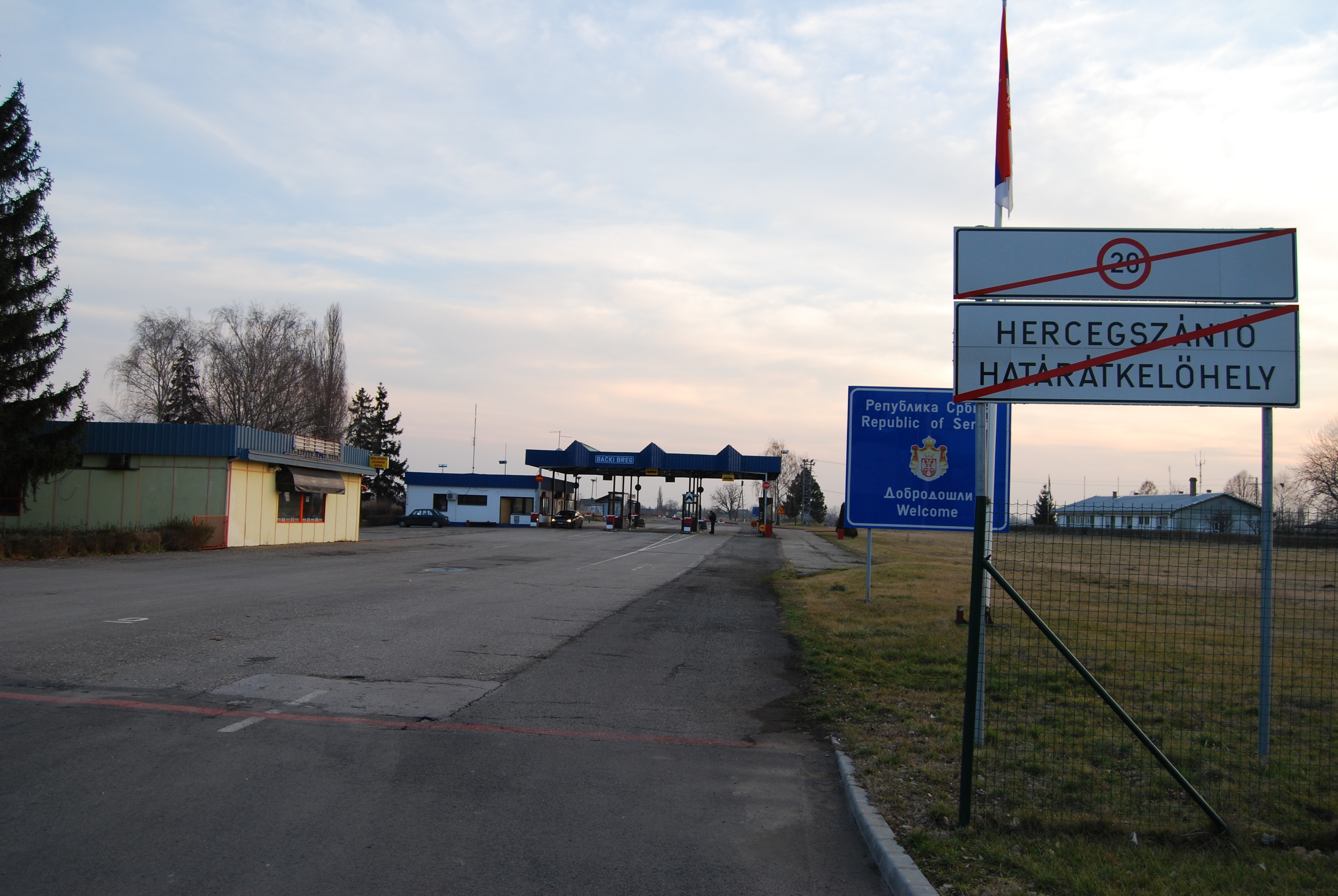 Hungarian soldier are now building a 4-metre-high fence along the border, pictured here. (Wikimedia photo). 