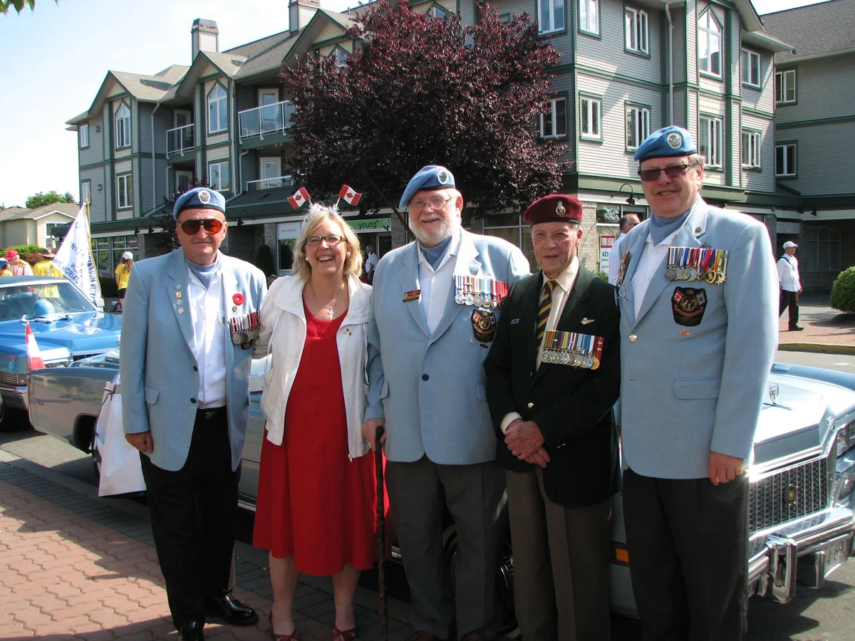 Elizabeth May, leader of the Green Party, with veterans in Victoria, B.C. (Billy Willbond)