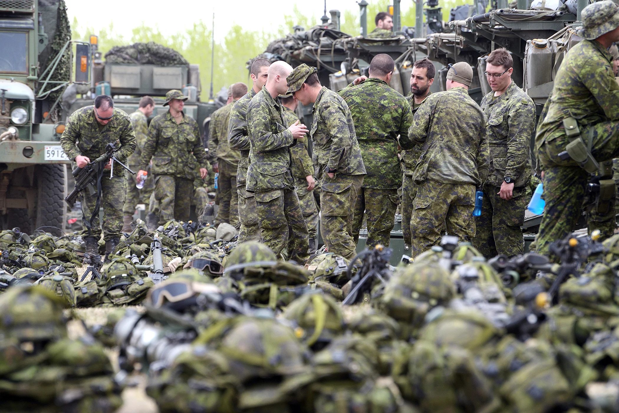 Canadian soldiers from the Royal 22nd Regiment check their equipment during Ex MAPLE RESOLVE. The huge training exercise is played out over 62,000 hectares at CFB Wainwright, Alberta. During the exercise, the Royal 22nd Regiment retook land that had been “overrun” by enemy forces, in an elaborate narrative that included the use of mock villages, as well as soldiers and civilian actors portraying refugees, village leaders, and military officials. (Sgt Dan Shinouinard, DND)