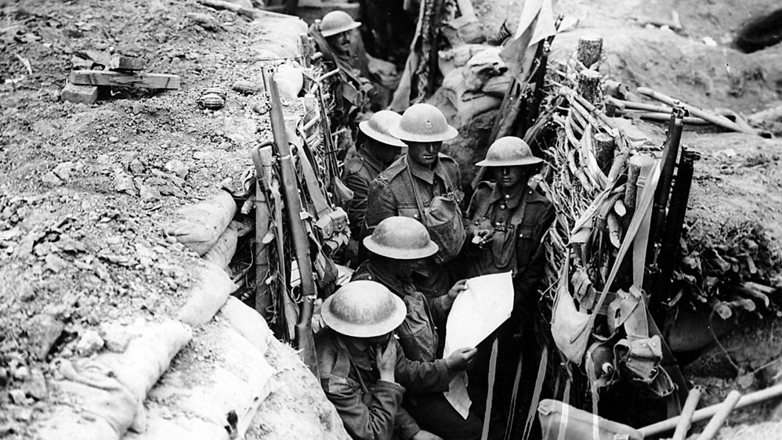 Soldiers gather round to hear the latest news. (imperial war museum)