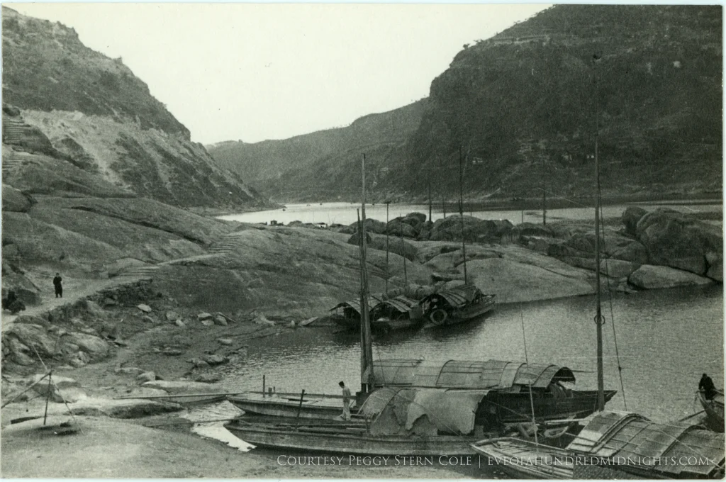 Boats and path in Yangtze gorge.jpg