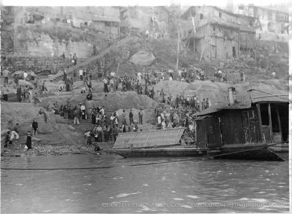 Crowds at bottomo of steps in Chungking.jpg