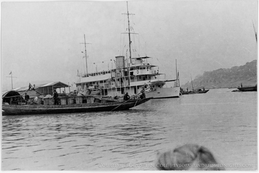 Passenger Boat and Sampans on Yangtze.jpg