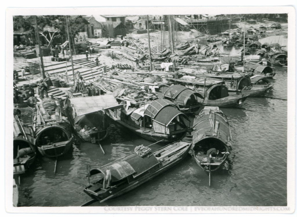 Sampans Crowded at Shore.jpg