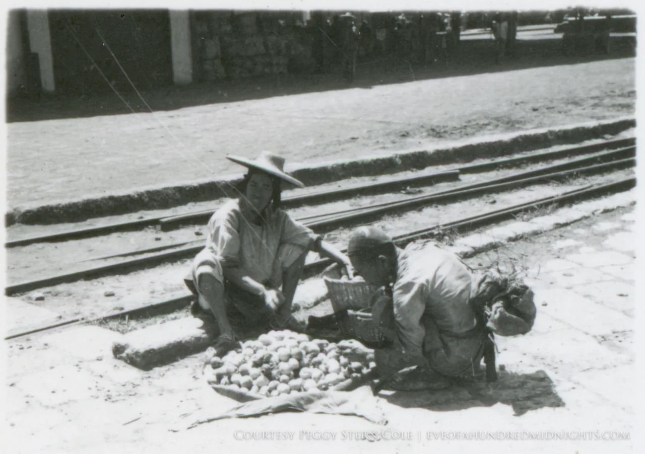 Fruit vendors on Yunnan Train Platform.jpg
