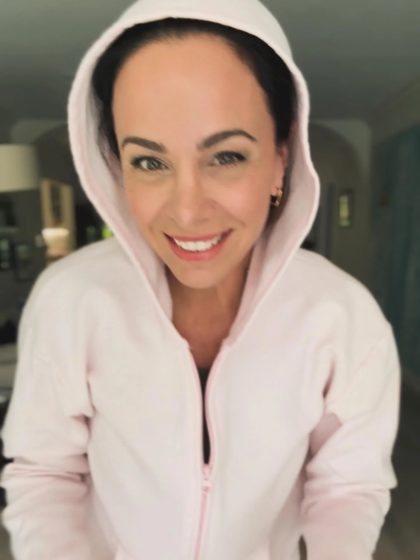 Happy Monday to all who celebrate! 😵&zwj;💫 Rushing out the door, trying to keep up with the new schedules and demands, still in summer mode, too hot for a hoodie but I felt cute 🥹 #schoolsbackinsession #mommode #feellikeanuberdriver 🤣