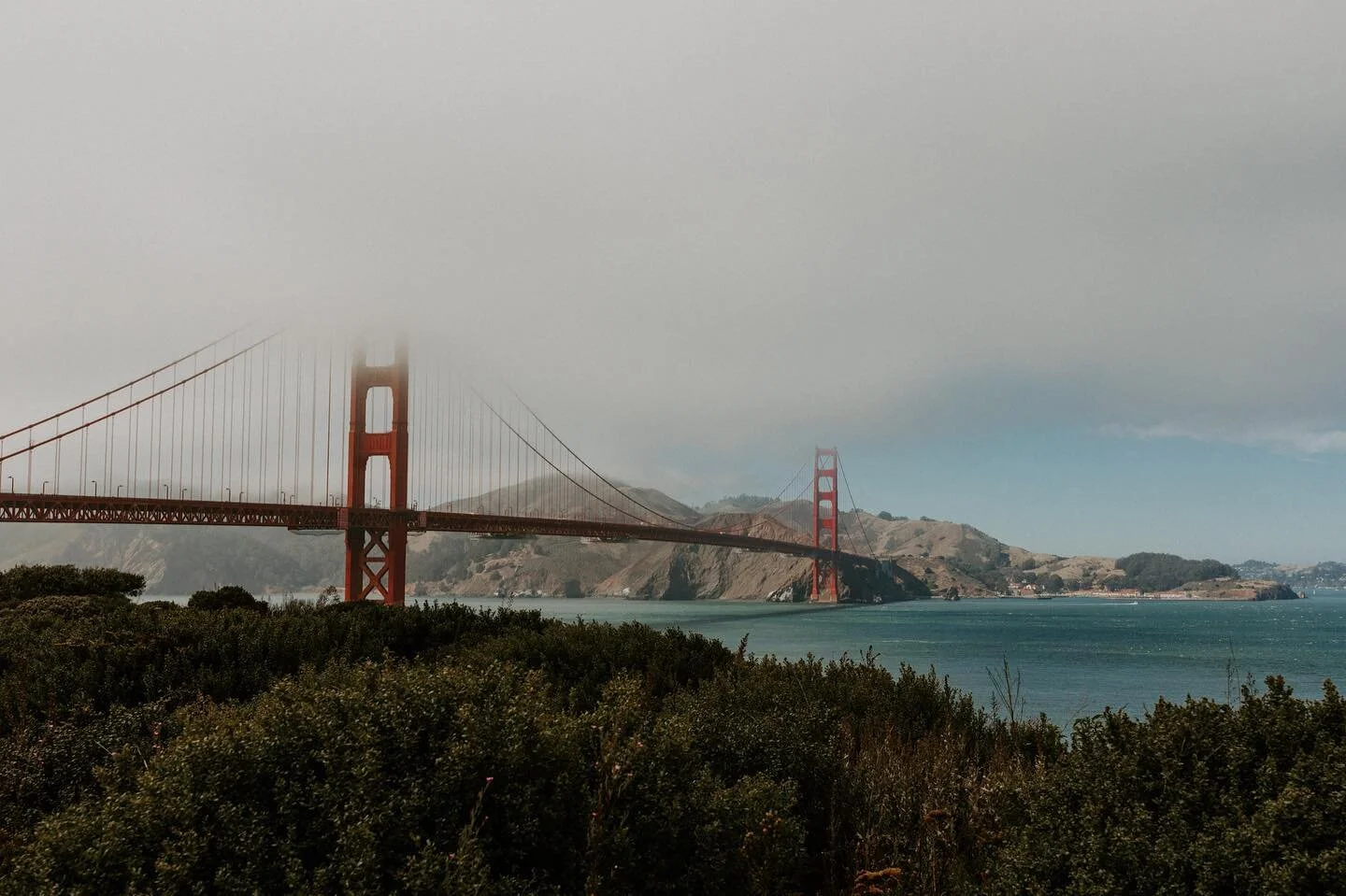 I was on the beach but I was thinking about the bay, got to the bay but by then I was far away 🍃
.
.
.
.
.
#sanfrancisco #goldengatebridge #california #bayarea #sfbayarea #adventurevisuals #visitcalifornia #visualscollective #somewheremagazine #trav