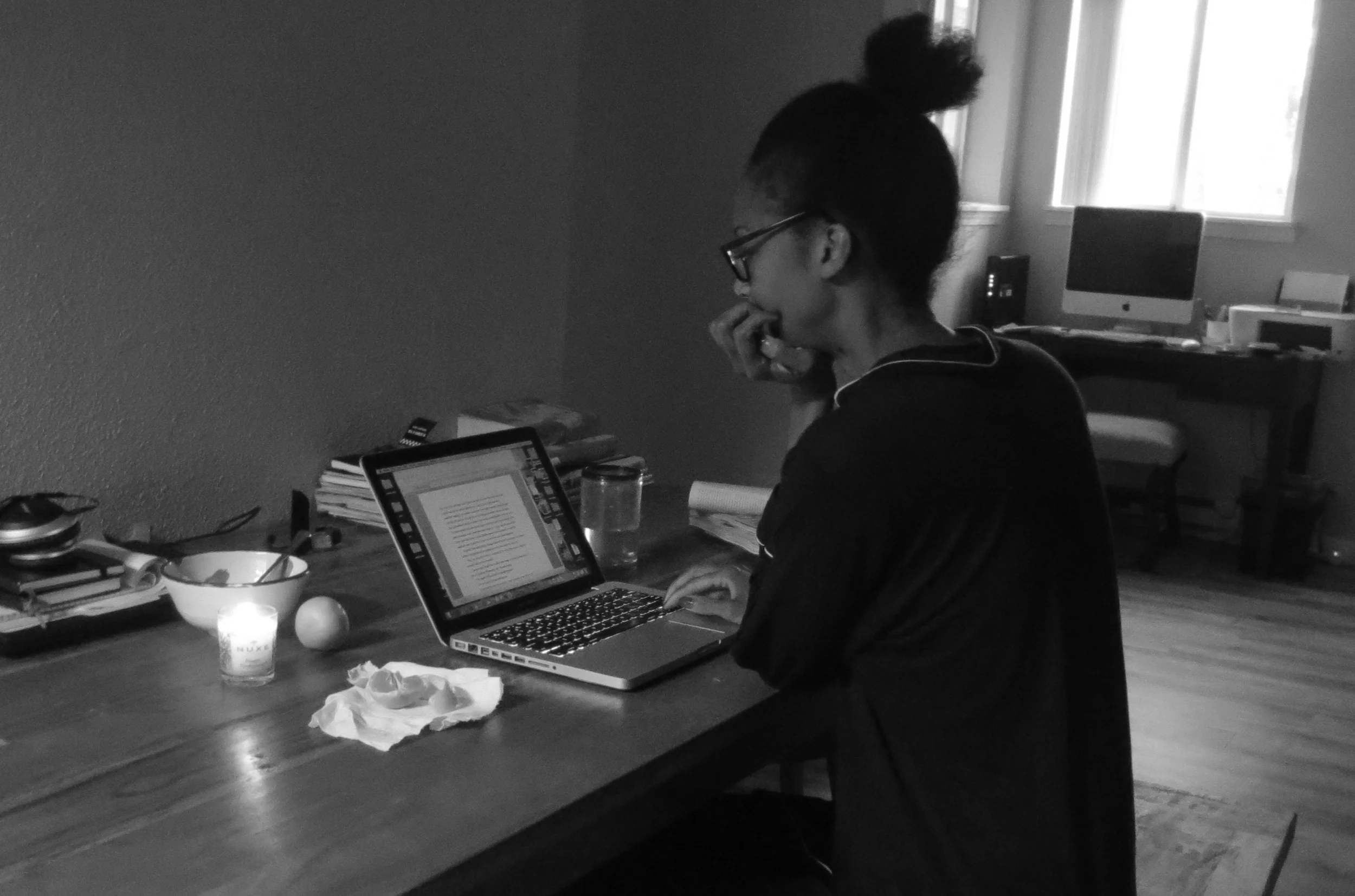 Breakfast writing by ( Nuxe Huile Prodigieuse ) candlelight. 