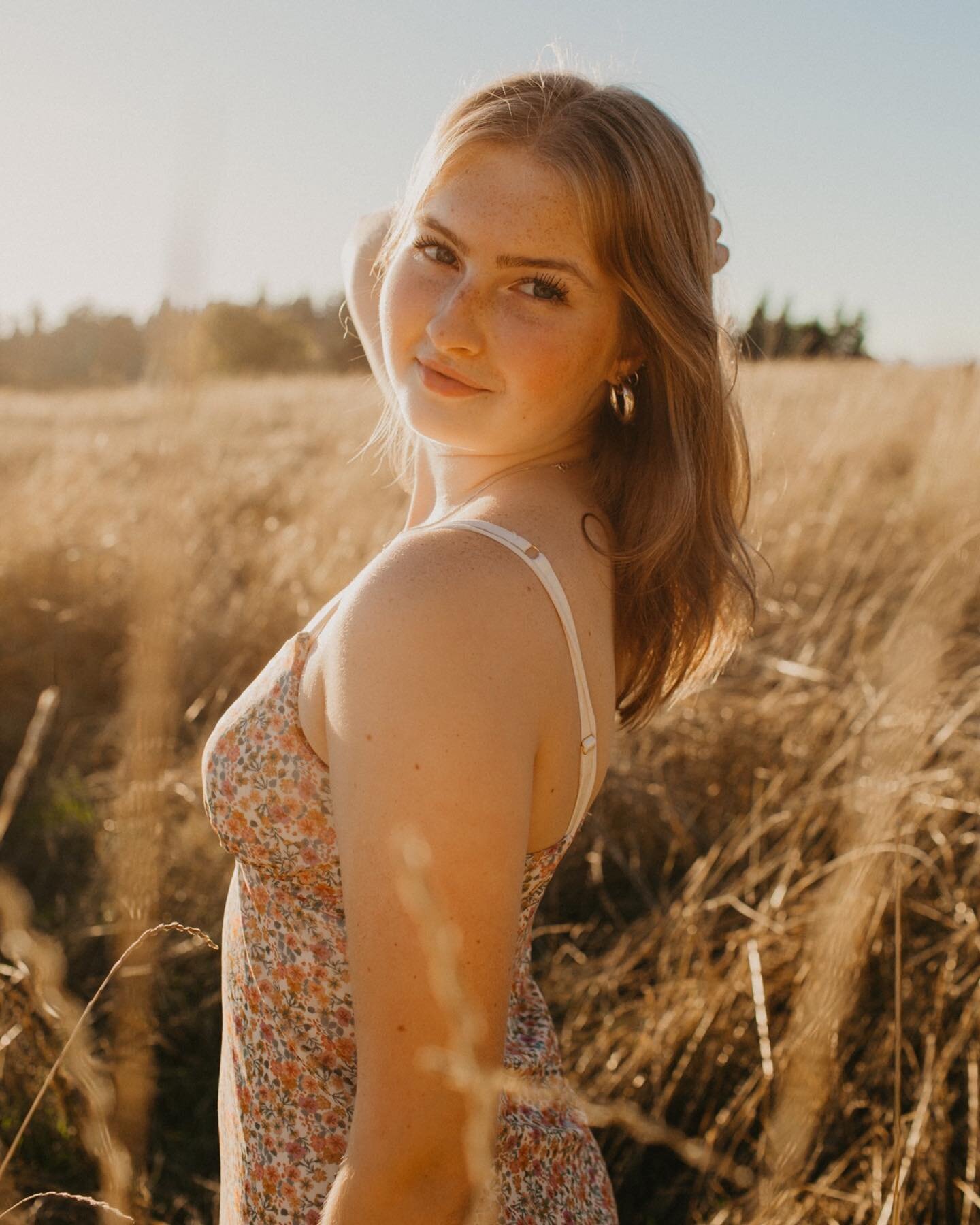 Happy Saturday 😎🌔 Loved my Powell Butte adventure with Genevieve for her senior session! This beautiful girl has some great adventures 🌍coming up and I&rsquo;ve loved getting to know her and her friends! Class of 2024 looking bright!