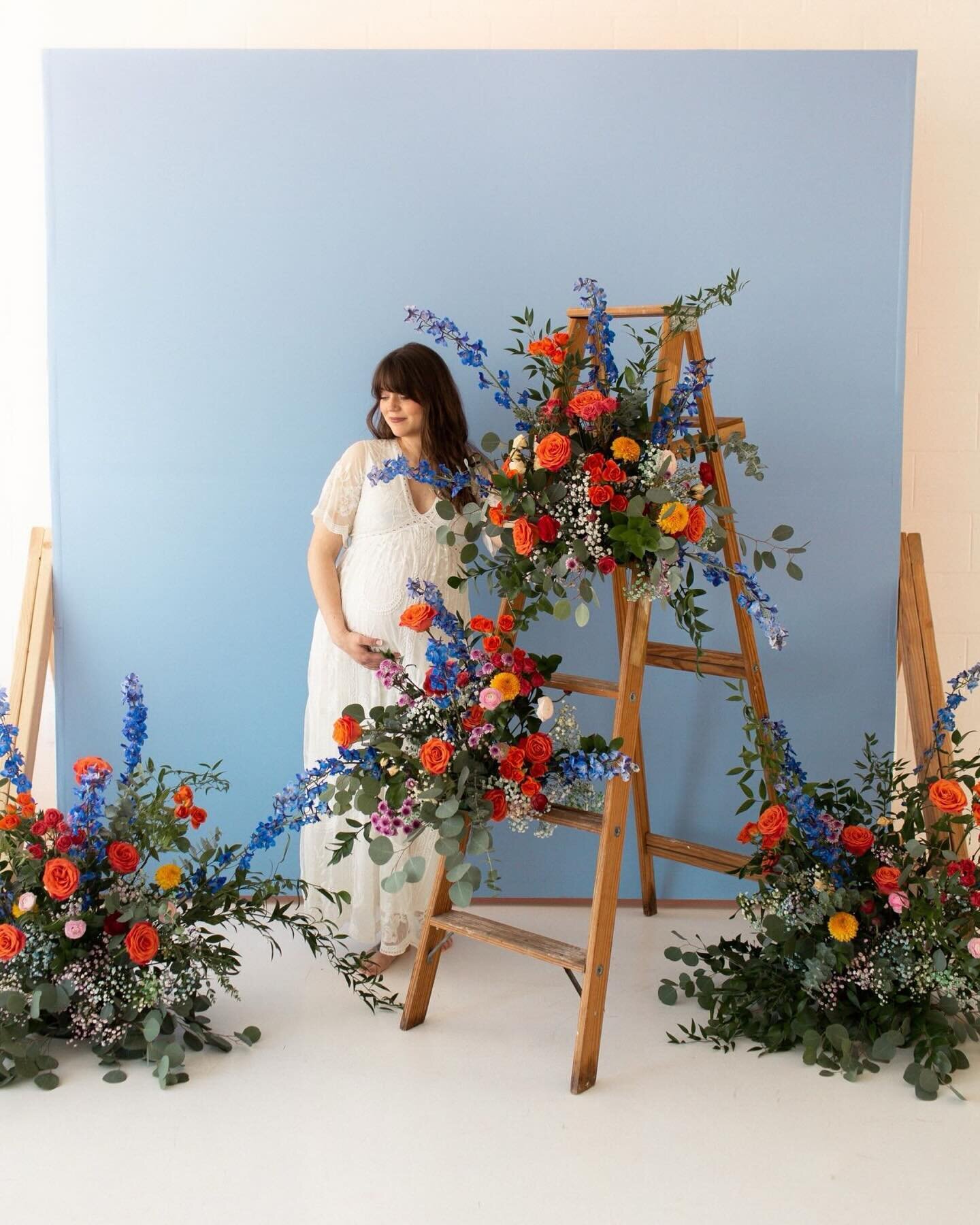 One of the best parts about being back in OK, is getting to shoot and play with my genius bestie at @neon_poppy_studios who had the vision for this insane floral event! 🌸 So lucky I got to help and get the first chance to photograph this beautiful i