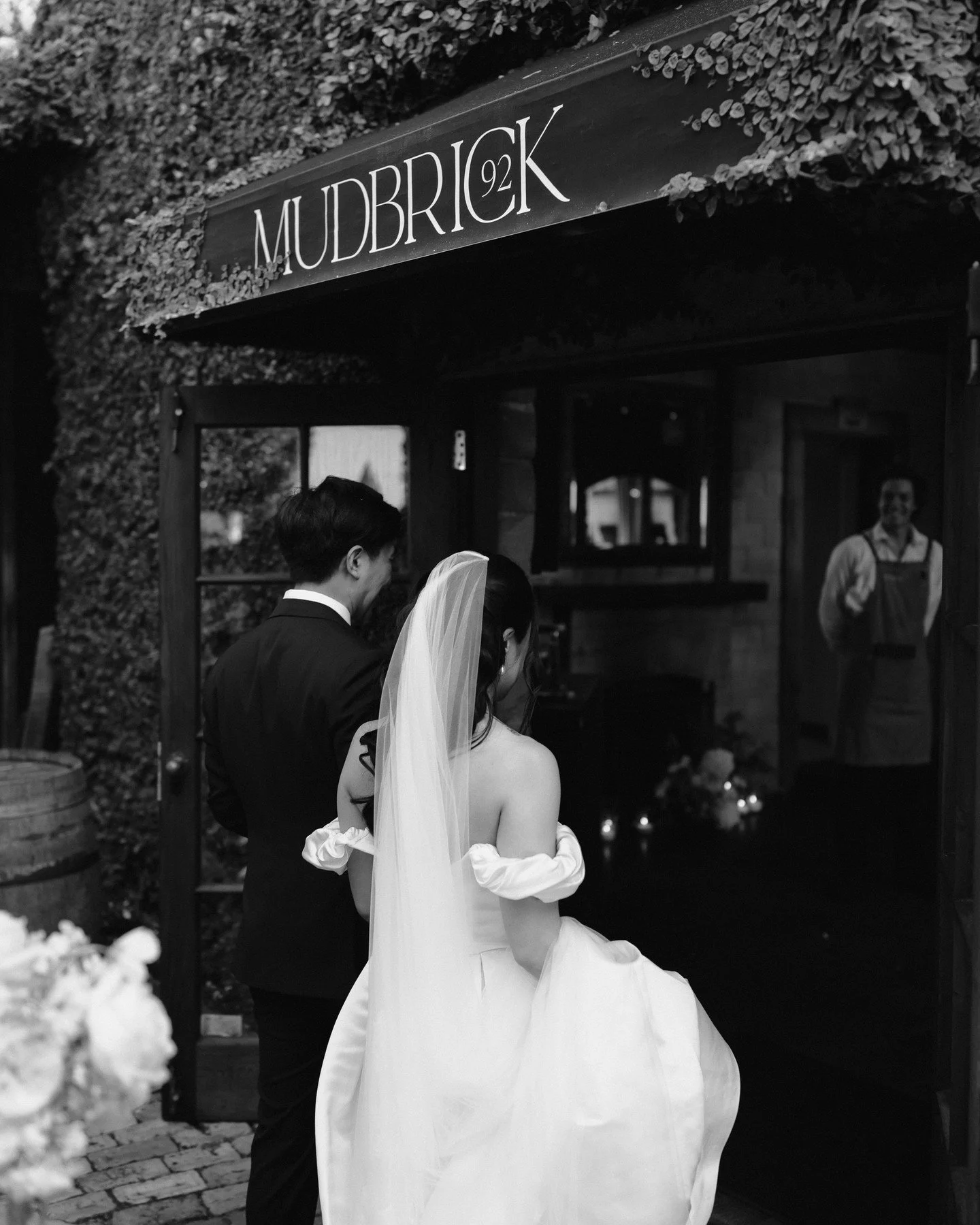 Christine &amp; Lewis, Mudbrick Vineyard, Waiheke.⁠
⁠
⁠
bride @_cgy03 | groom @lewletai | venue @mudbrick_nz @mudbrick_weddings | makeup/hair @thepeach_club | dress @lihihod @thebridalcuratoraustralia | veil @thewhiteetoile | florals @little.leaf.flo