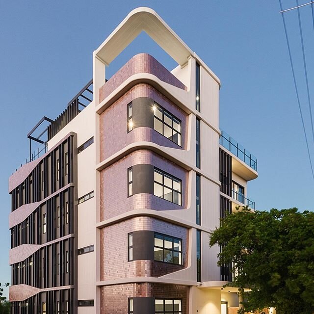 The unique Swann Road apartments are now finished! 
With clean, bold geometry, rich colouring and unique layering, the design channels contemporary architecture with an Art Deco twist. 
@placenewfarm 
@goldenstatedevelopments